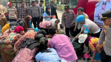 Warga menerima pengiriman air bersih sebanyak 15.000 liter dari Polres Serang. Foto Yono