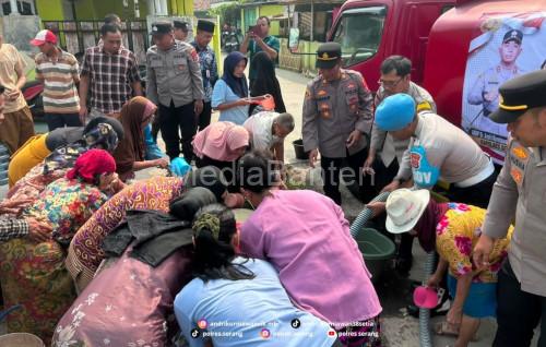 Warga menerima pengiriman air bersih sebanyak 15.000 liter dari Polres Serang. Foto Yono