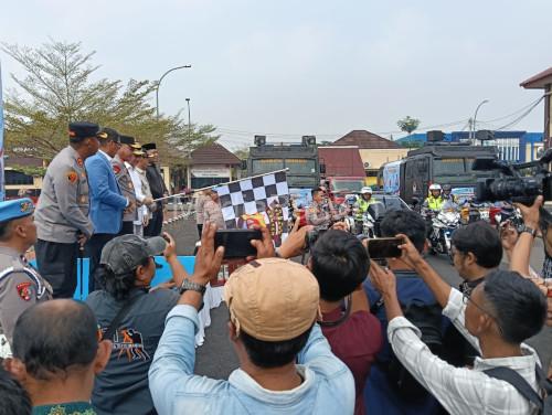 502.000 liter air bersih dari Polres Serang dilepas Kapolda Banten, Irjen Pol Hengki untuk didistribusikan. Foto Yono
