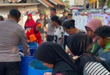 Polres Serang mendistribusikan air bersih di Kampung Sambayunan. Foto Yono