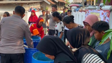Polres Serang mendistribusikan air bersih di Kampung Sambayunan. Foto Yono