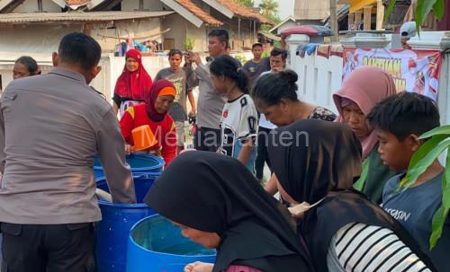 Polres Serang mendistribusikan air bersih di Kampung Sambayunan. Foto Yono