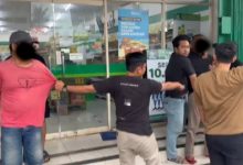 Penangkapan 2 pelaku ganjal kartu atm oleh Polres Serang. Foto Yono
