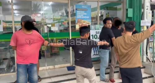 Penangkapan 2 pelaku ganjal kartu atm oleh Polres Serang. Foto Yono