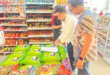 Tim Satreskrim Polres Serang melakukan pengecekan harga beras. Foto Yono