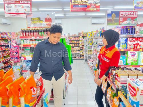 Tim Satgas Pangan Polres Serang melakukan pemantauan harga beras. Foto Yono