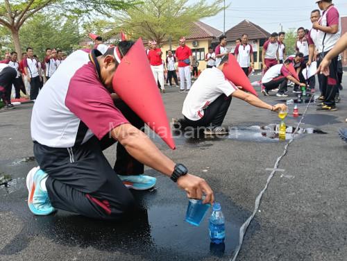 Polres Serang menggelar senam bersama dan perlombaan merayakan HUT Kemerdekaan RI. Foto Yono