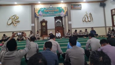 Polres Serang menggelar peringatan Isra Miraj. Foto Yono