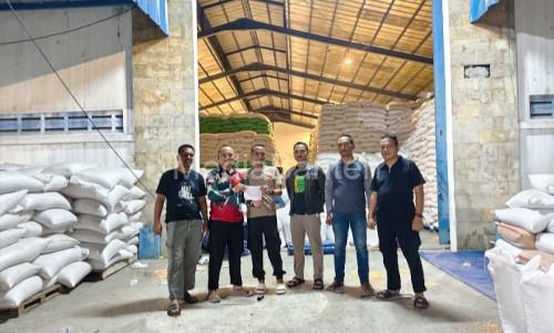 Penjualan hasil panen jagung dari Polres Serang dan jajarannya ke Perum Bulog. foto Yono