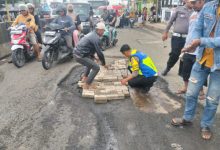 Unit Gakum Satlantas Polres Serang tengah melakukan perbaikan jalan berlubang. Foto Yono