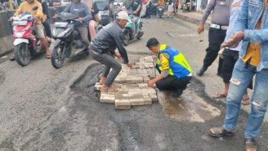 Unit Gakum Satlantas Polres Serang tengah melakukan perbaikan jalan berlubang. Foto Yono