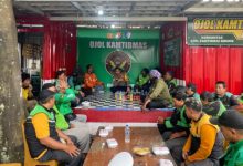 Kasatlantas Polres Serang, AKP Fery Oktaviana Pratama ngariung bareng komunitas ojek online di Ciruas. Foto Yono