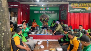 Kasatlantas Polres Serang, AKP Fery Oktaviana Pratama ngariung bareng komunitas ojek online di Ciruas. Foto Yono