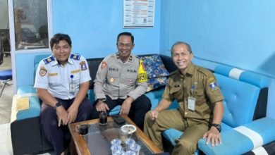 Kabag Ops Polres Serang, Kompol Edi Susanti dan pejabat Dishub Kab Serang. Foto Yono