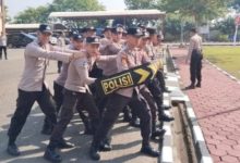 Polres Serang menggelar latihan kompi kerangka massa dalam menangani demo. Foto: Yono