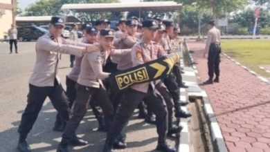 Polres Serang menggelar latihan kompi kerangka massa dalam menangani demo. Foto: Yono