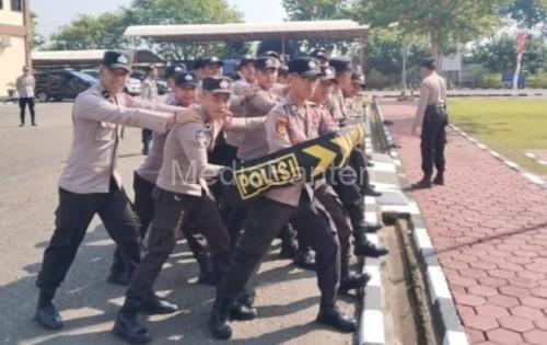 Polres Serang menggelar latihan kompi kerangka massa dalam menangani demo. Foto: Yono