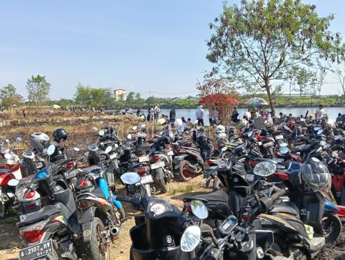 Ratusan pemancing ikut lomba di Danau Puspemkab Serang. Foto Yono