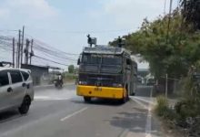 Mobil Water Canon bersih debu vulkanik Gunung Anak Krakatau di Kabupaten Serang. Foto Yono