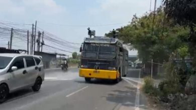 Mobil Water Canon bersih debu vulkanik Gunung Anak Krakatau di Kabupaten Serang. Foto Yono