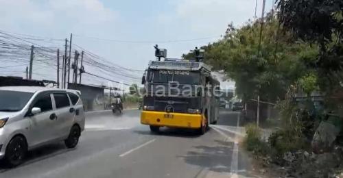 Mobil Water Canon bersih debu vulkanik Gunung Anak Krakatau di Kabupaten Serang. Foto Yono