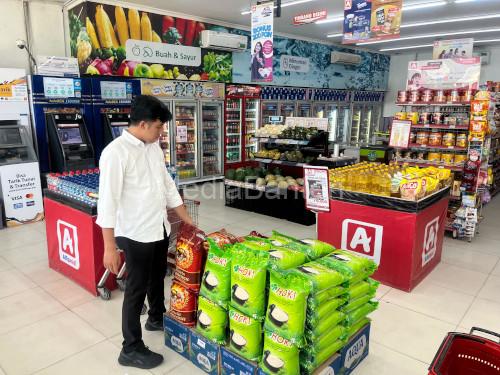 Satgas Pangan Polres Serang pantau harga beras di Kragilan dan Ciruas. foto Yono