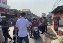 Polres Serang membagikan masker untuk lindungi dari abu vulkanik GAK. Foto Yono
