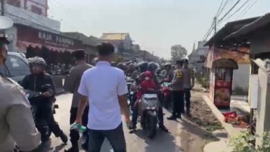 Polres Serang membagikan masker untuk lindungi dari abu vulkanik GAK. Foto Yono