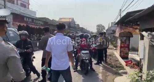 Polres Serang membagikan masker untuk lindungi dari abu vulkanik GAK. Foto Yono