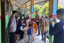 Tim Dokkes Polres Serang melakukan pemeriksaan kesehatan gratis bagi korban bencana banjir di Parigi. Foto Yono