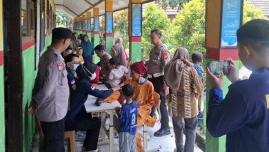 Tim Dokkes Polres Serang melakukan pemeriksaan kesehatan gratis bagi korban bencana banjir di Parigi. Foto Yono