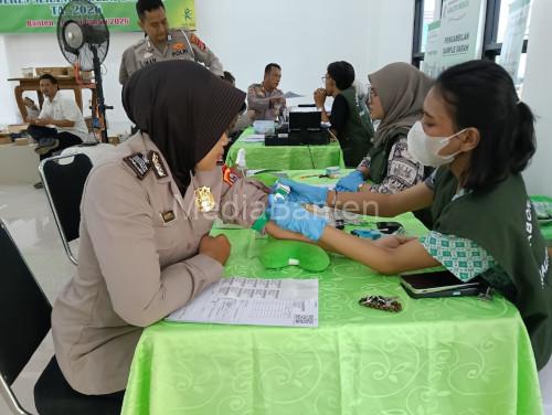 Pemeriksaan kesehatan berkala kepada personel Polres Serang. Foto Yono