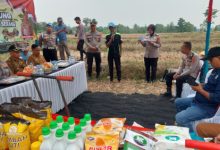 Kapolres Serang melaksanakan penanaman jagung di Curug Goong. Foto Yono