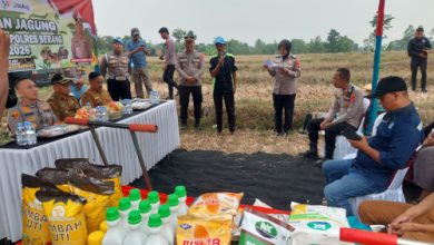 Kapolres Serang melaksanakan penanaman jagung di Curug Goong. Foto Yono