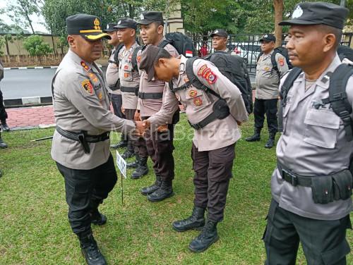 Polres Serang kerahkan anggotanya pengamanan TPS di Pilkada Kabupaten Serang. Foto: Yono