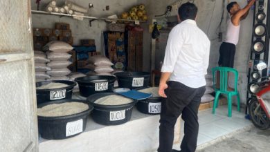 Satgas Pangan Polres Serang melakukan cek harga beras di Petir. Foto Yono
