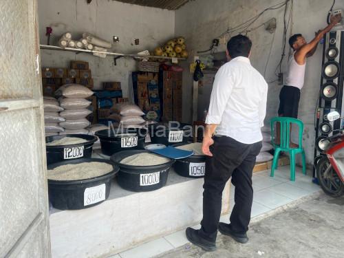 Satgas Pangan Polres Serang melakukan cek harga beras di Petir. Foto Yono