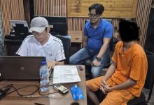 Polisi tengah memeriksa tersangka pengedar narkoba. Foto Yono