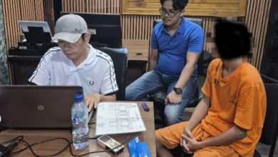 Polisi tengah memeriksa tersangka pengedar narkoba. Foto Yono