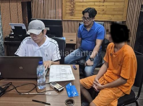 Polisi tengah memeriksa tersangka pengedar narkoba. Foto Yono