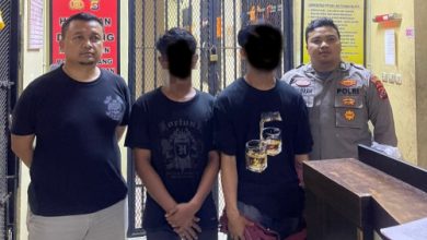 Dua tersangka pengedar narkotika jenis sabu di Polre Serang. Foto Yono