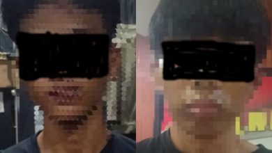 Dua tersangka pengedar tembakau sintetis yang ditangkap Polres Serang. foto Yono