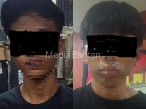 Dua tersangka pengedar tembakau sintetis yang ditangkap Polres Serang. foto Yono