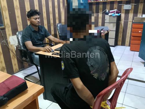 Petugas Polres Serang tengah memeriksa pemilik bengkel. Foto Yono