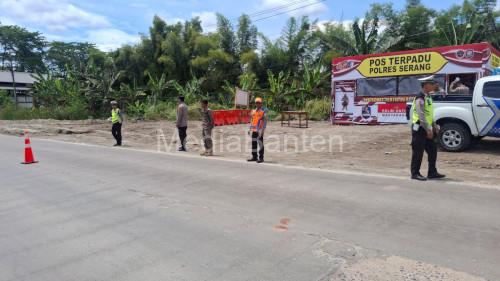 Polres Serang melakukan penyekatan angkutan pertambangan di Cirabit. Foto Yono