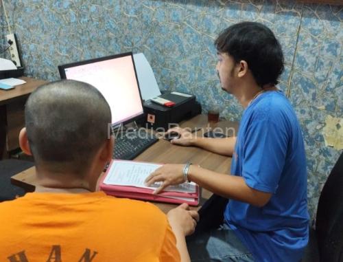 Satu pelaku peredaran narkotika cair diperiksa di Polres Serang. Foto Yono