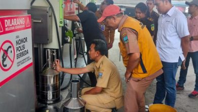 Tim Polres Serang tengah memeriksa salah satu SPBU Kab Serang. Foto: Yono