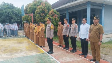 Kabagops Polres Serang, Kompol Edi Susanto memipin upacara bendera di SMAN 1 Kragilan dalam rangka polisi peduli pendidikan. Foto Yono