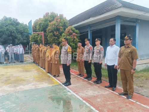 Kabagops Polres Serang, Kompol Edi Susanto memipin upacara bendera di SMAN 1 Kragilan dalam rangka polisi peduli pendidikan. Foto Yono