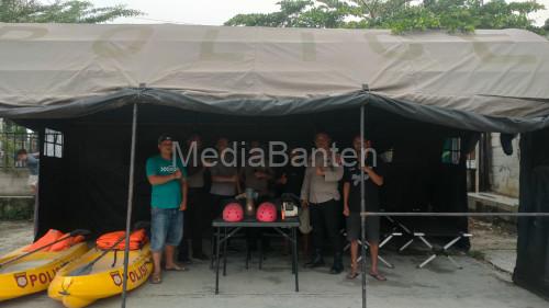 Posko Siaga Bencana yang didirikan Polres Serang. Foto: Yono